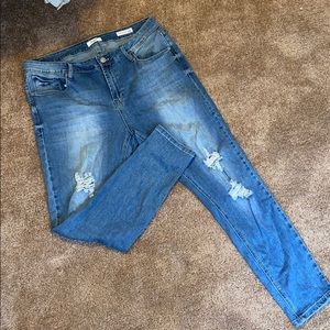 Mid-wash ankle-cut jeans with holes. Stretchy.